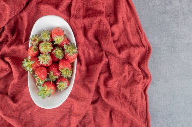 Beyaz kasede taze olgun çilekler. Yüksek kalite fotoğraf