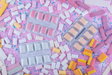 Renkli bir arka planda renkli baloncuk ve sakız paketleri. Yüksek kalite fotoğraf