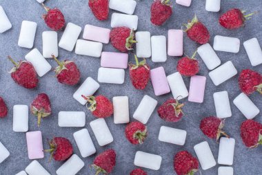 Mermer arka planda sakız tabletlerine atılmış ahududu. Yüksek kalite fotoğraf