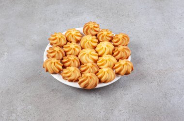 Mermer zemin üzerinde ev yapımı kurabiyeler. Yüksek kalite fotoğraf