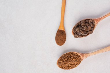 Kahve çekirdeği ve kakao tozu dolu üç tahta kaşık. Yüksek kalite fotoğraf