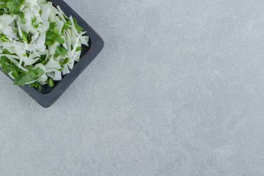 Taze kesilmiş sebzeler ve lahana kasede, mermer arka planda. Yüksek kalite fotoğraf