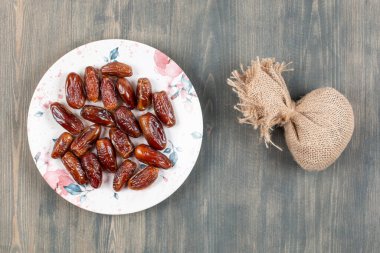 Tahta yüzeyde çuval bezli hurmalar. Yüksek kalite fotoğraf