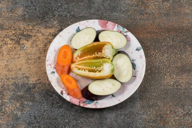 Tabakta çeşitli sebzeler var, mermer arka planda. Yüksek kalite fotoğraf