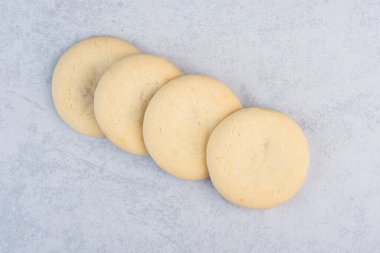 Kurabiyeler mermer arka planda güzelce paketlenmiş. Yüksek kalite fotoğraf