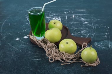 Tahtada bir bardak meyve suyu olan yeşil elmalar. Yüksek kalite fotoğraf
