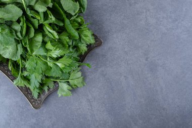 Mermer zeminde, tepside taze su teresi. Yüksek kalite fotoğraf