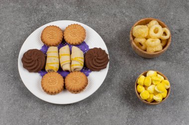 Mermer zemin üzerinde tatlı ve şeker tabağı. Yüksek kalite fotoğraf