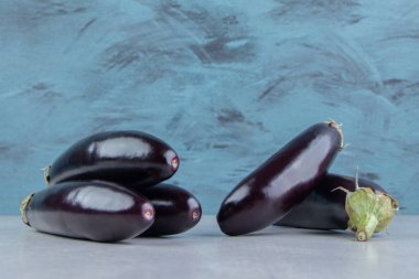 Beyaz arka planda nefis olgun patlıcanlar. Yüksek kalite fotoğraf