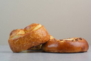 Kara tahtada tatlı lezzetli hamur işleri. Yüksek kalite fotoğraf