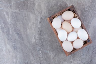 Sepette bir sürü taze tavuk beyazı var. Yüksek kalite fotoğraf