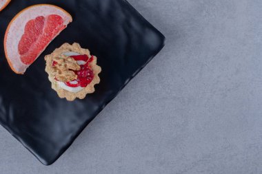Siyah tabakta greyfurt dilimli taze kurabiye. Yüksek kalite fotoğraf