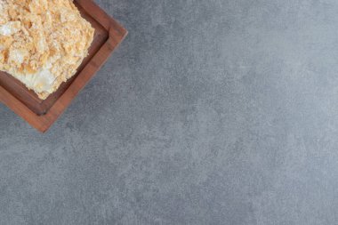 Tahta üzerinde buğday olan nefis bir Napolyon pastası. Yüksek kalite fotoğraf