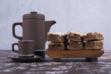 Kahve ya da çaydanlık, bir fincan ve mermer bir masada pasta tahtası. Yüksek kalite fotoğraf