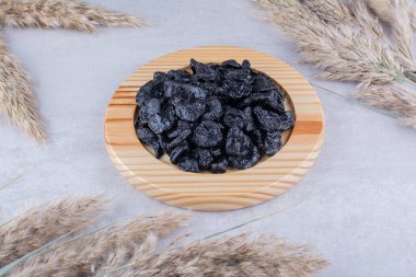 Beton arka planda izole edilmiş siyah sultanlar. Yüksek kalite fotoğraf