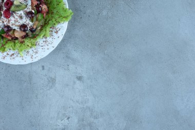 Mermer arka planda, sumac ile tatlandırılmış meyve salatası. Yüksek kalite fotoğraf