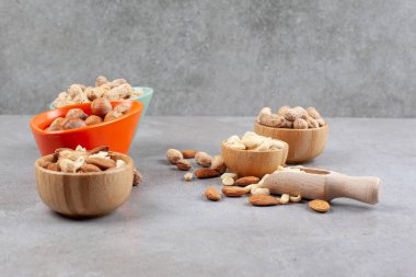 Kaselerde çeşitli fındıklar var ve mermer arka planda kepçe olarak kullanılıyor. Yüksek kalite fotoğraf