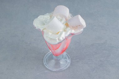 Milkshake 'te tatlı marşmelov, mermer arka planda. Yüksek kalite fotoğraf