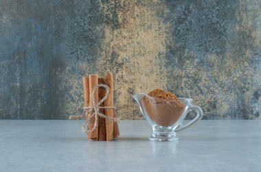 Cam bardakta tarçın çubukları ve pudra. Yüksek kalite fotoğraf