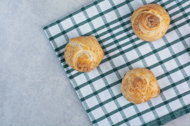 Çizgili masa örtüsü üzerinde ev yapımı bisküviler. Yüksek kalite fotoğraf