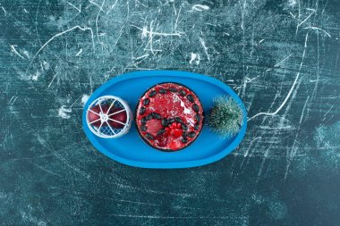 Noel topları ve Noel ağacı ile lezzetli meyveli pasta. Yüksek kalite fotoğraf