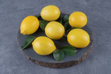 Tahta tahtada üst düzey limon yığını. Yüksek kalite fotoğraf