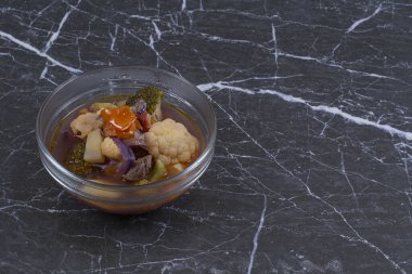 Salamuraya yatırılmış sebze ve sosla dolu bir cam kase. Yüksek kalite fotoğraf
