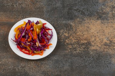 Beyaz tabakta çeşitli sebzeler. Yüksek kalite fotoğraf