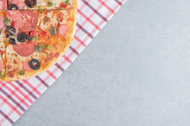 Havluyla mermer zemin üzerinde nefis bir pizza. Yüksek kalite fotoğraf