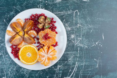 Sonbahar meyveleri mavi arka planda izole edilmiş. Yüksek kalite fotoğraf
