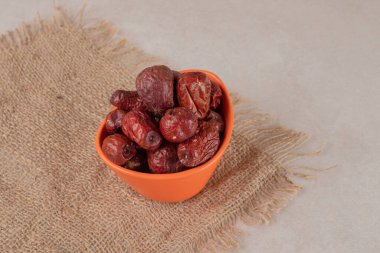 Beton arka planda kurumuş jujube meyveleri. Yüksek kalite fotoğraf