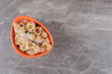 Kepekli makarna kasede, mermer arka planda. Yüksek kalite fotoğraf