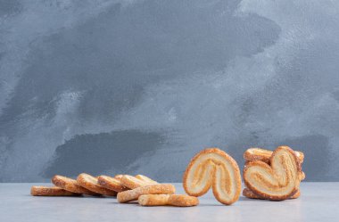 Mermer arka planda bir araya toplanmış tuhaf kurabiyeler. Yüksek kalite fotoğraf