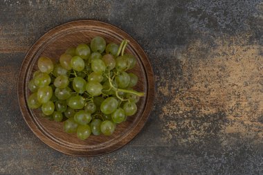 Tahta üzerinde yeşil üzüm kümesi. Yüksek kalite fotoğraf