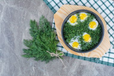 Çuval bezinde yeşil tava olan lezzetli omletler. Yüksek kalite fotoğraf