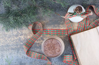 Mermer zemin üzerinde yay ve cam olan bir şişe süt. Yüksek kalite fotoğraf