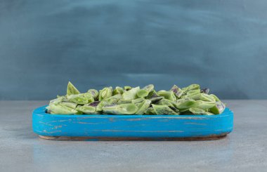 Mavi bir tahtada pişmemiş taze bezelyeler. Yüksek kalite fotoğraf