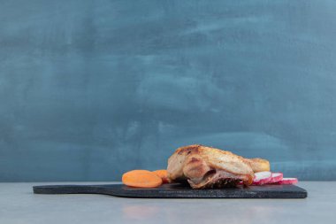 Dilimlenmiş havuç ve turplu tahta bir tavuk eti. Yüksek kalite fotoğraf