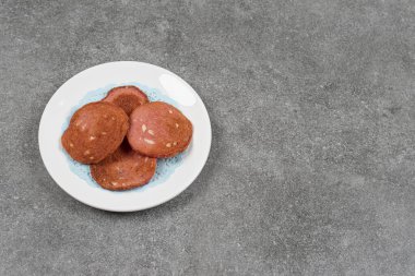 Beyaz tabakta nefis ızgara salam. Yüksek kalite fotoğraf