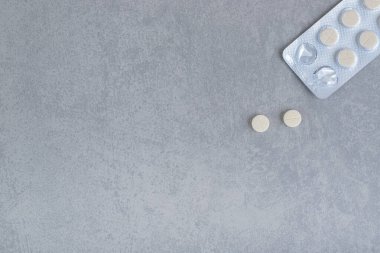 Gri arka planda beyaz haplı bir kabarcık. Yüksek kalite fotoğraf