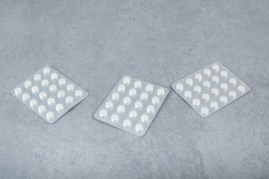 Gri arka planda beyaz haplı kabarcıklar var. Yüksek kalite fotoğraf