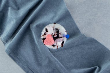 Havluda, mermer zeminde nefis kakaolu milkshake. Yüksek kalite fotoğraf