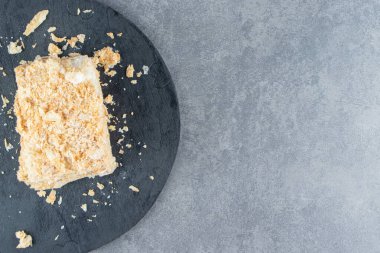Masa arkasında krema olan lezzetli bir pasta. en üstteki görünüm.