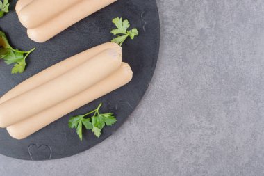 Vişne sarısı domatesli kaynamış bir sosis tahtası. Yüksek kalite fotoğraf