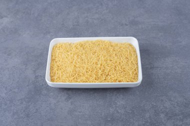 Taş zeminde bir tabak çiğ makarna. Yüksek kalite fotoğraf