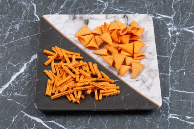 Lezzetli çıtır çubuk ve tabakta üçgen cips. Yüksek kalite fotoğraf