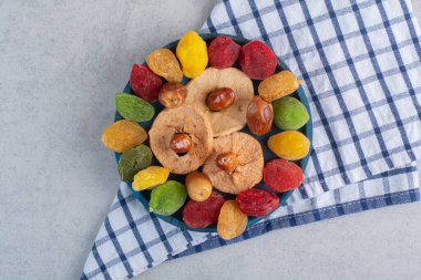 Renkli kurutulmuş kiraz ve beton arka planda meyveler. Yüksek kalite fotoğraf