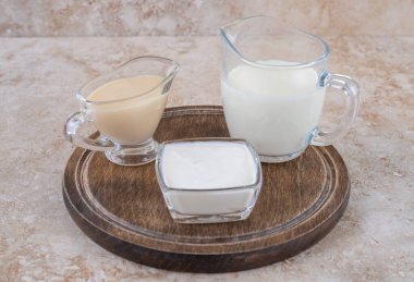 Cam bardaklı tahta bir tahta. Yüksek kalite fotoğraf