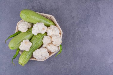 Mavi arka planda yeşil kabak ve brokoli var. Yüksek kalite fotoğraf