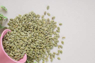 Beton zeminde izole edilmiş yeşil balkabağı tohumları. Yüksek kalite fotoğraf